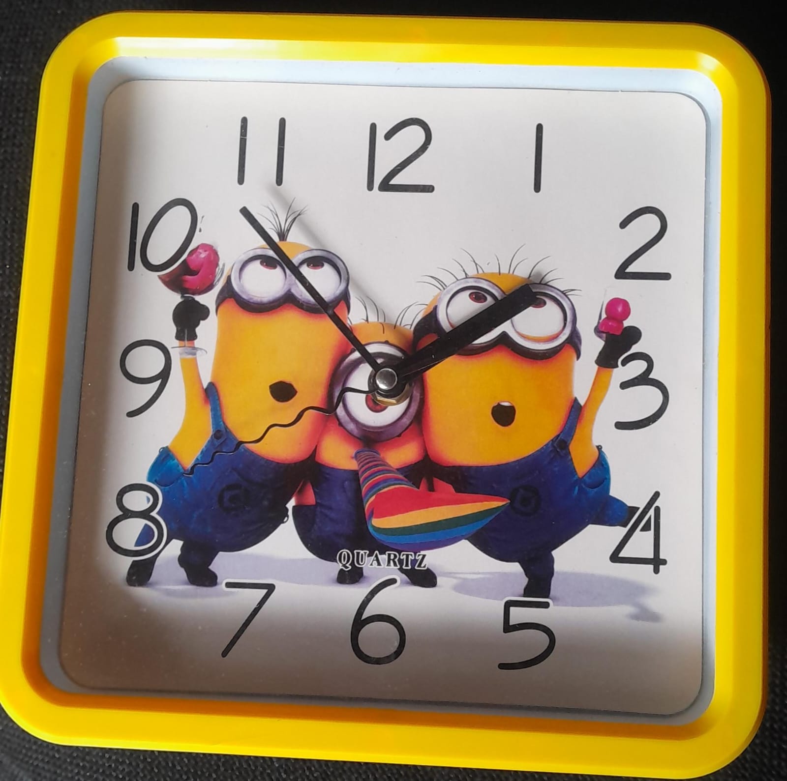 Reloj Minions de pared, bella decoracion para tu hogar, sala, cocina, habitación. Nombre personalizable