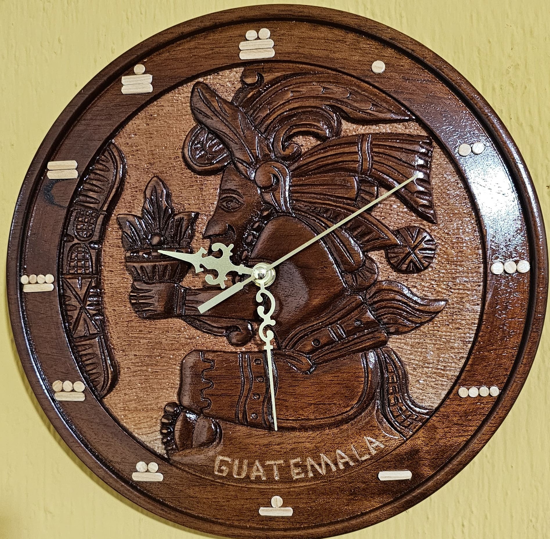Reloj de pared en madera, tallado artistico manual, por maestro guatemalteco, diametro 30 cm. Pregunta por ppcion economica de menor diametro