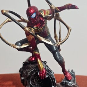 Consigue la figura coleccionable de Spider-Man Iron Spider con un diseño espectacular y detalles realistas,